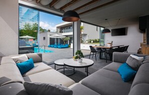 Smart TV, fireplace, ping pong