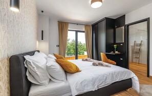 3 bedrooms, in-room safe, travel cot, free WiFi