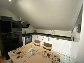 Family Apartment | Private kitchen | Fridge, microwave, oven, stovetop - Green Cape Guest House (Batumi)