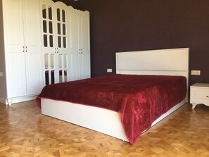 Quadruple Room | Egyptian cotton sheets, premium bedding, down duvets, free minibar - Green Cape Guest House (Batumi)