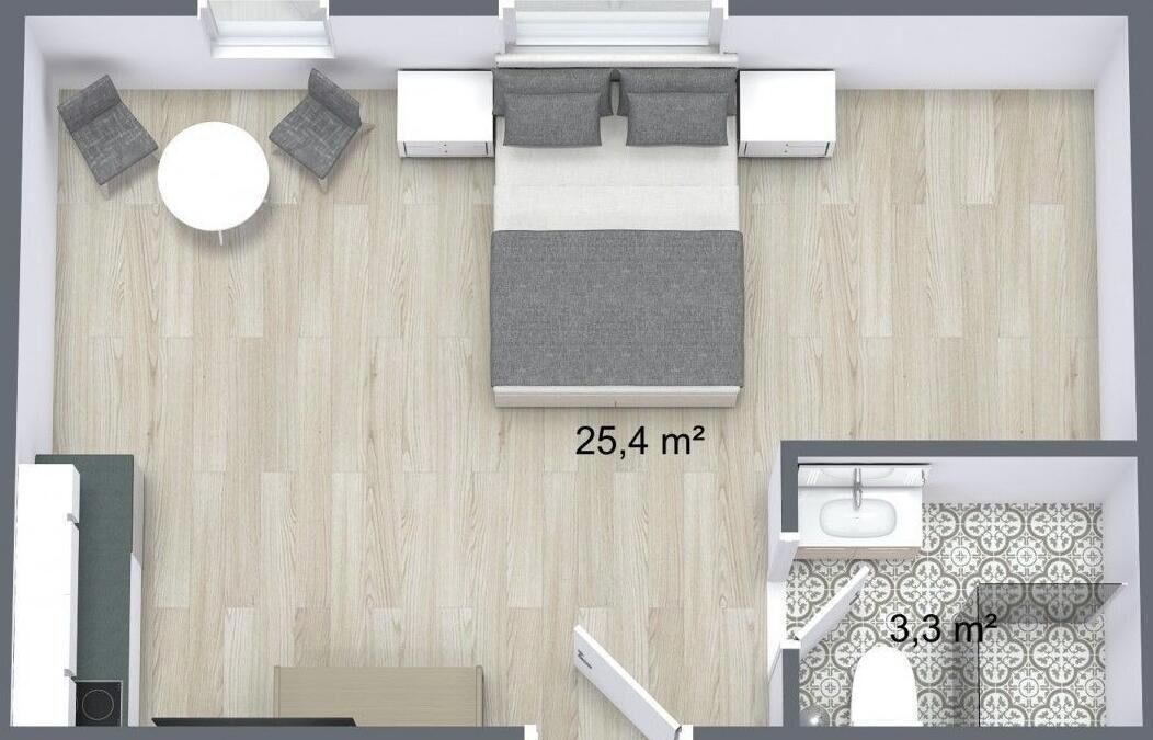 Ein Schlafzimmer mit einem Bett, Nachttischen und einem runden Tisch mit Stühlen. Der Raum hat einen Holzboden und ein Badezimmer mit gemusterten Fliesen.