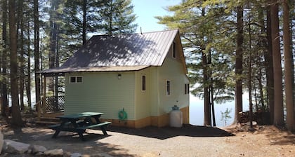 Onlangs gerenoveerd kamp op West Grand Lake in Grand Lake Stream Maine