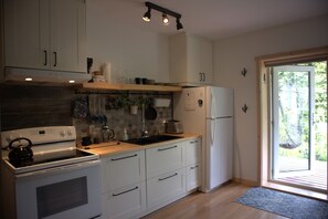 Réfrigérateur, un four, surface de cuisson, lave-vaisselle