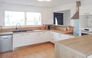 Jääkaappi, liesi, astianpesukone, kahvin-/teenkeitin