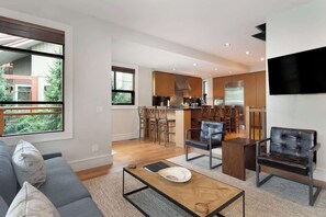 TV, peis og kontorer