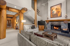 TV a schermo piatto, caminetto, studio