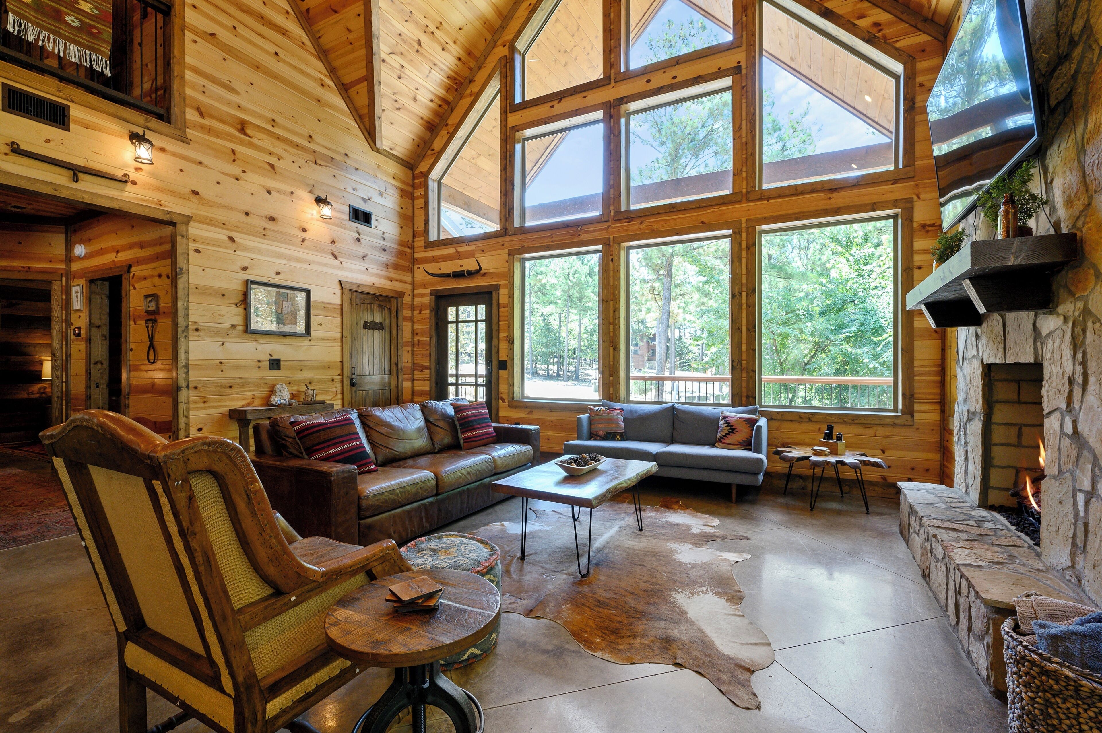 Pinot in the Pines - NEW EV Charger! Pet Friendly, Hot Tub, FREE Firewood!