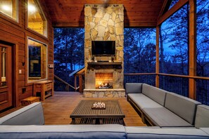 Terrace/patio - Pinot in the Pines - NEW EV Charger! Pet Friendly, Hot Tub, FREE Firewood! (Hochatown)