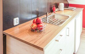 Refrigerador, parrilla de estufa y utensilios de cocina 