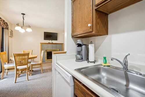 1 bedroom Queen Suite w/outdoor heated pool 102