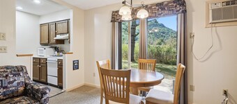 Cedarbrook Deluxe 1 bedroom Queen Suite with outdoor heated pool 102