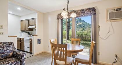 Cedarbrook Deluxe 1 bedroom Queen Suite with outdoor heated pool 102
