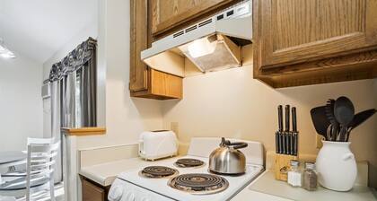 103 Deluxe One bedroom Queen Suite w/ outdoor heated pool