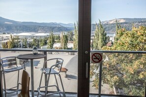 Outdoor dining - Lux Loft - 1 Bedroom, 1.5 Bathrooms - Downtown Hood River Getaway (Hood River)