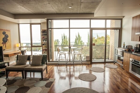 Interior - Lux Loft - 1 Bedroom, 1.5 Bathrooms - Downtown Hood River Getaway (Hood River)