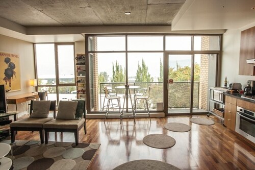 Lux Loft - 1 Bedroom, 1.5 Bathrooms - Downtown Hood River Getaway