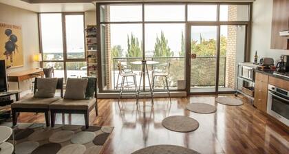 Lux Loft - 1 Bedroom, 1.5 Bathrooms - Downtown Hood River Getaway