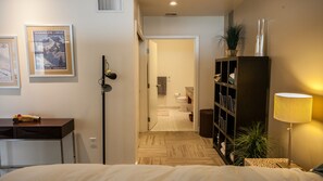1 bedroom, desk, iron/ironing board, free WiFi - Lux Loft - 1 Bedroom, 1.5 Bathrooms - Downtown Hood River Getaway (Hood River)