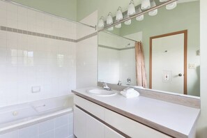 Douche, sĂšche-cheveux, chauffage par le sol (salle de bains)