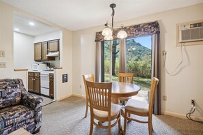 Dining - Deluxe Two Bedroom Suite on the 1st floor with outdoor heated pool 10102 (Killington)