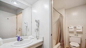 Combined shower/bathtub, hair dryer, towels - Cedarbrook 104- 2 Queens Beds -Year-Round Pool (Killington)