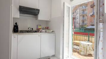 Frigorifero, microonde, piano cottura, macchina per tè/caffè