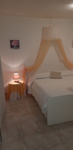 2 bedrooms, iron/ironing board, travel cot, free WiFi