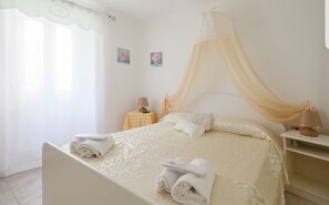 2 bedrooms, iron/ironing board, travel cot, free WiFi