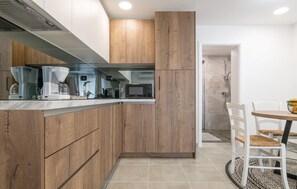 Refrigerador, placa de cocina, lavavajillas, cafetera/tetera