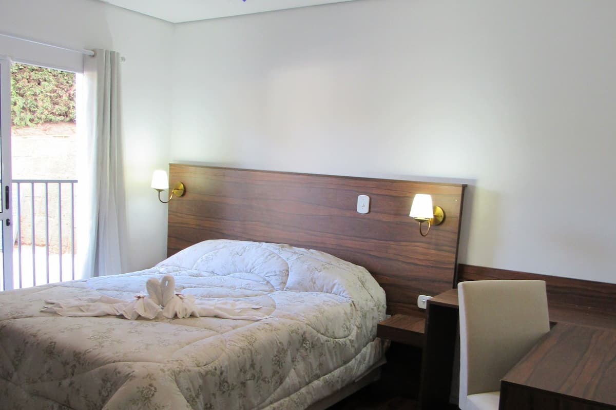Quarto casal luxo | Frigobar, cortinas blackout, ferros/tábuas de passar roupa