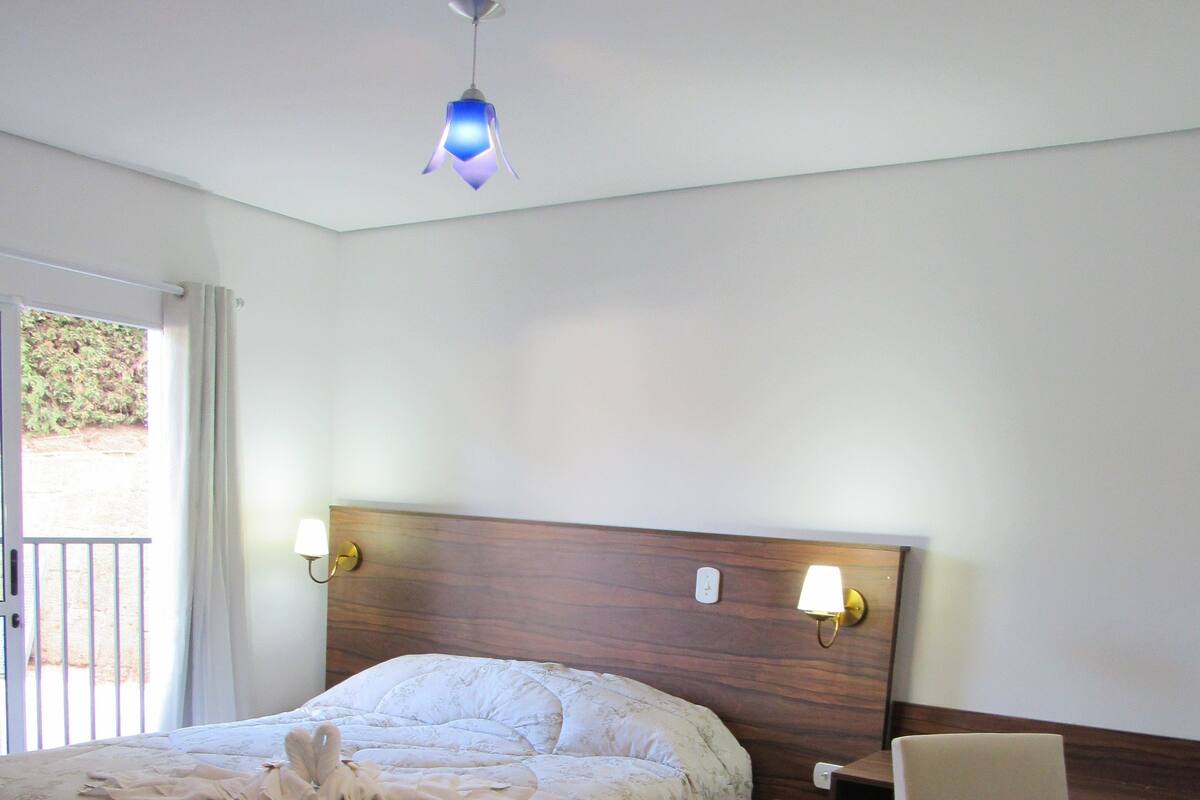 Quarto casal luxo | Frigobar, cortinas blackout, ferros/tábuas de passar roupa