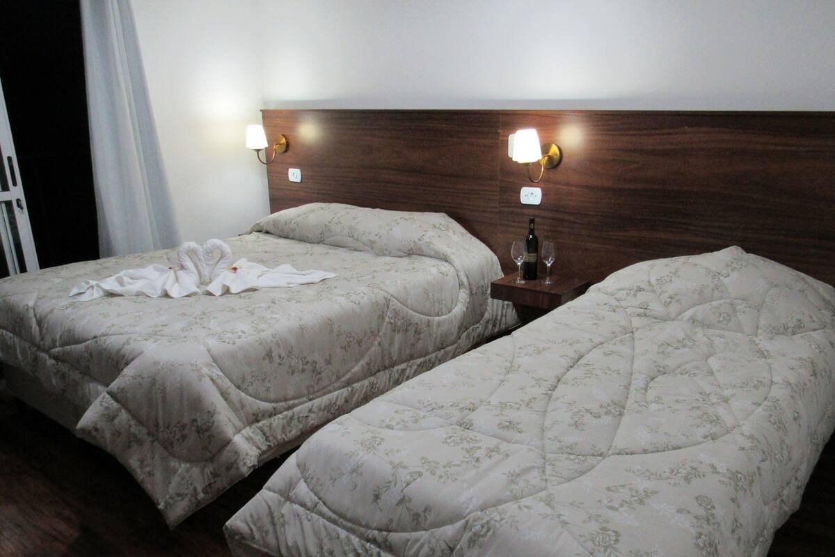 Quarto triplo básico | Frigobar, cortinas blackout, ferros/tábuas de passar roupa