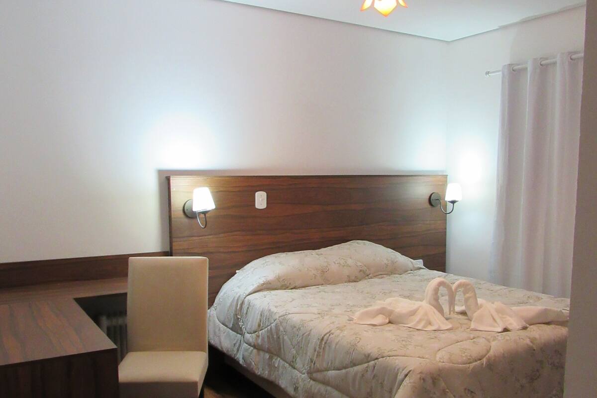 Quarto casal básico | Frigobar, cortinas blackout, ferros/tábuas de passar roupa