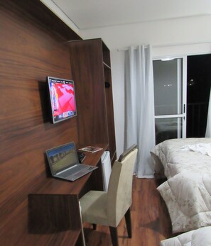 Minibar, cortinas blackout, tabla de planchar con plancha y wifi gratis 