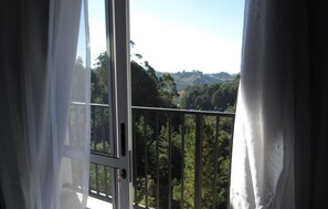 Quarto triplo básico | Frigobar, cortinas blackout, ferros/tábuas de passar roupa