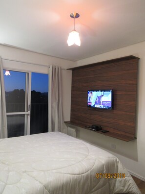 Quarto casal básico | Frigobar, cortinas blackout, ferros/tábuas de passar roupa