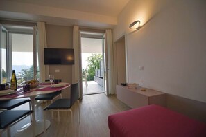 Interior - The View - Sun: design apt. with terrace (Baveno)