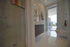 Dusche, Haartrockner, Handtücher