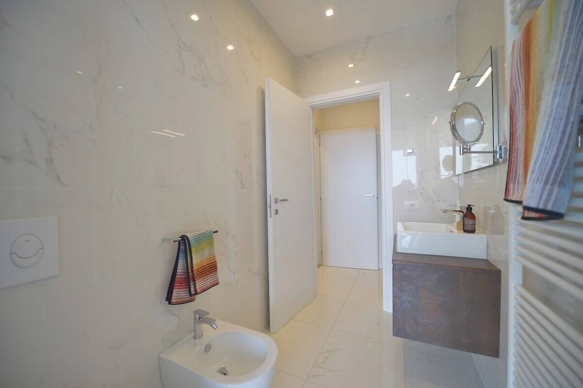 シャワー、ヘアドライヤー、タオル