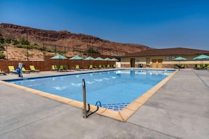 Una piscina al aire libre de temporada (de 09:30 a 22:00), sombrillas