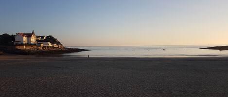 Una playa cerca, sillas reclinables de playa
