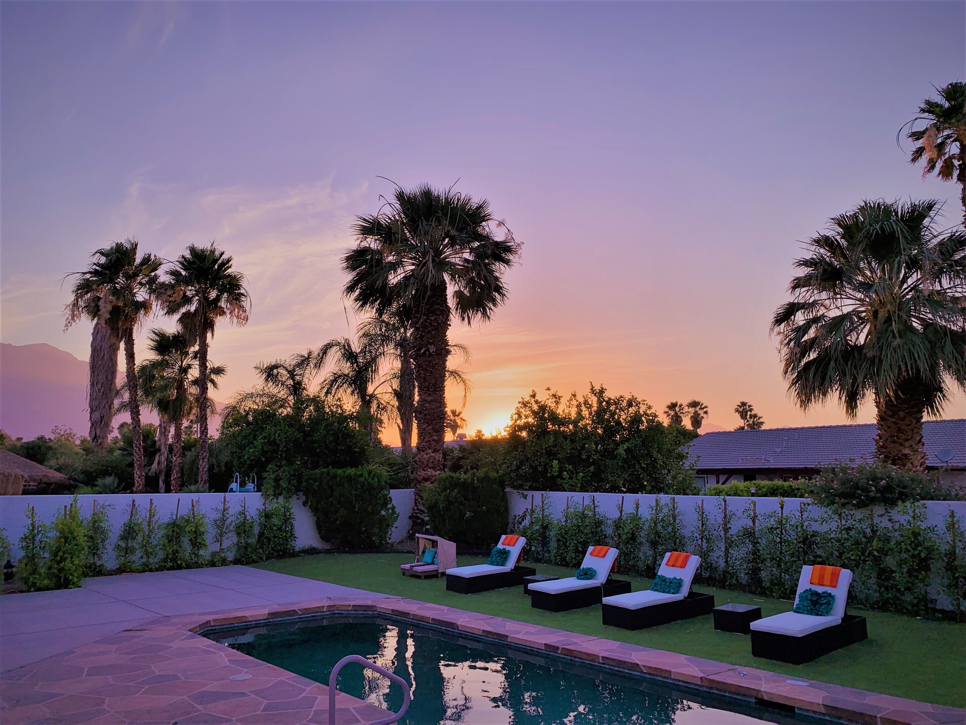 Excellent for long stays - Luxury home near Palm Springs, large backyard + pool 