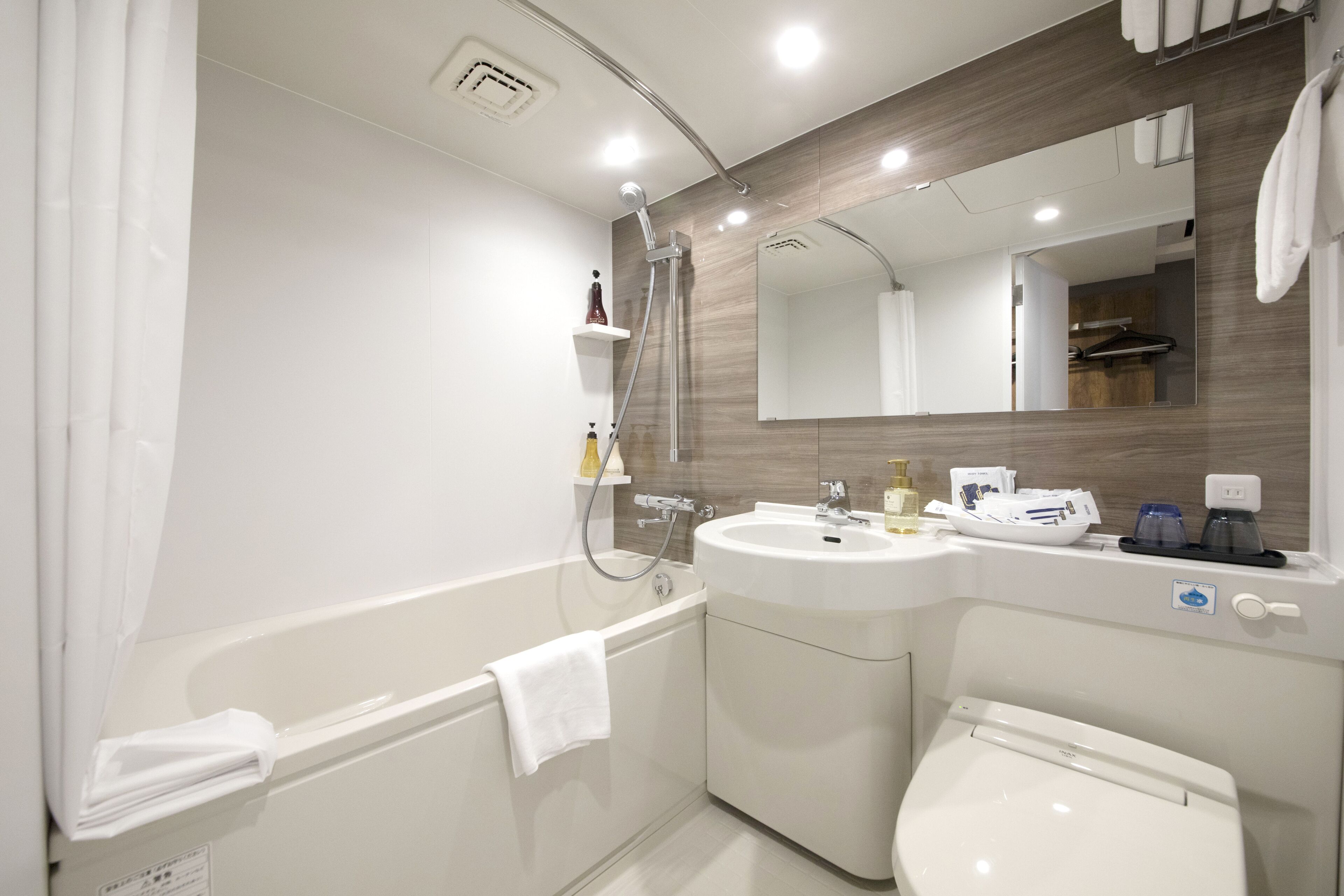 combined shower/bathtub, free toiletries, hair dryer, slippers