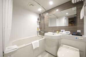 Kombinasi shower/bathtub dan perlengkapan mandi gratis
