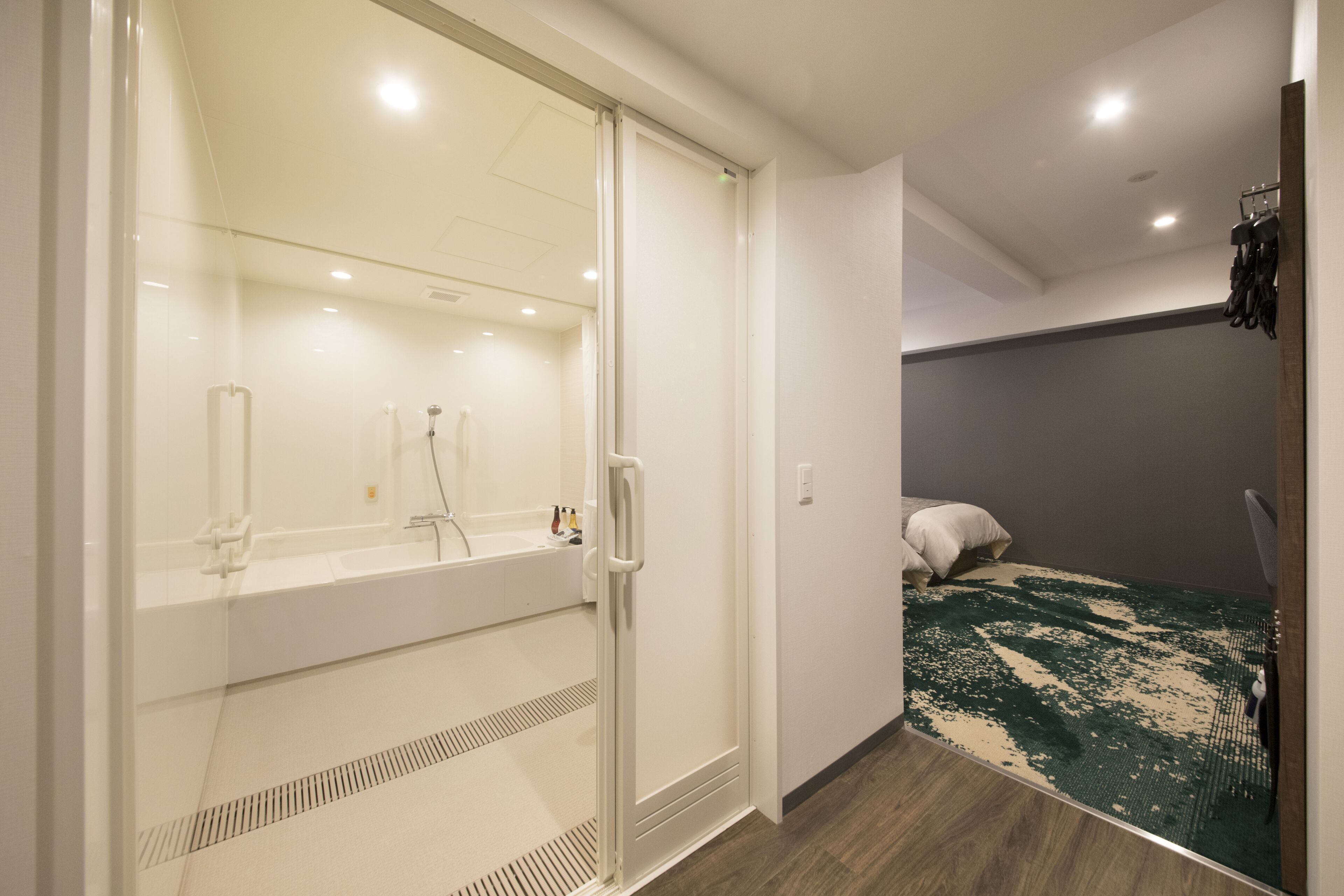 accessible room, non smoking | bathroom | combined shower/bathtub, free toiletries, hair dryer, slippers