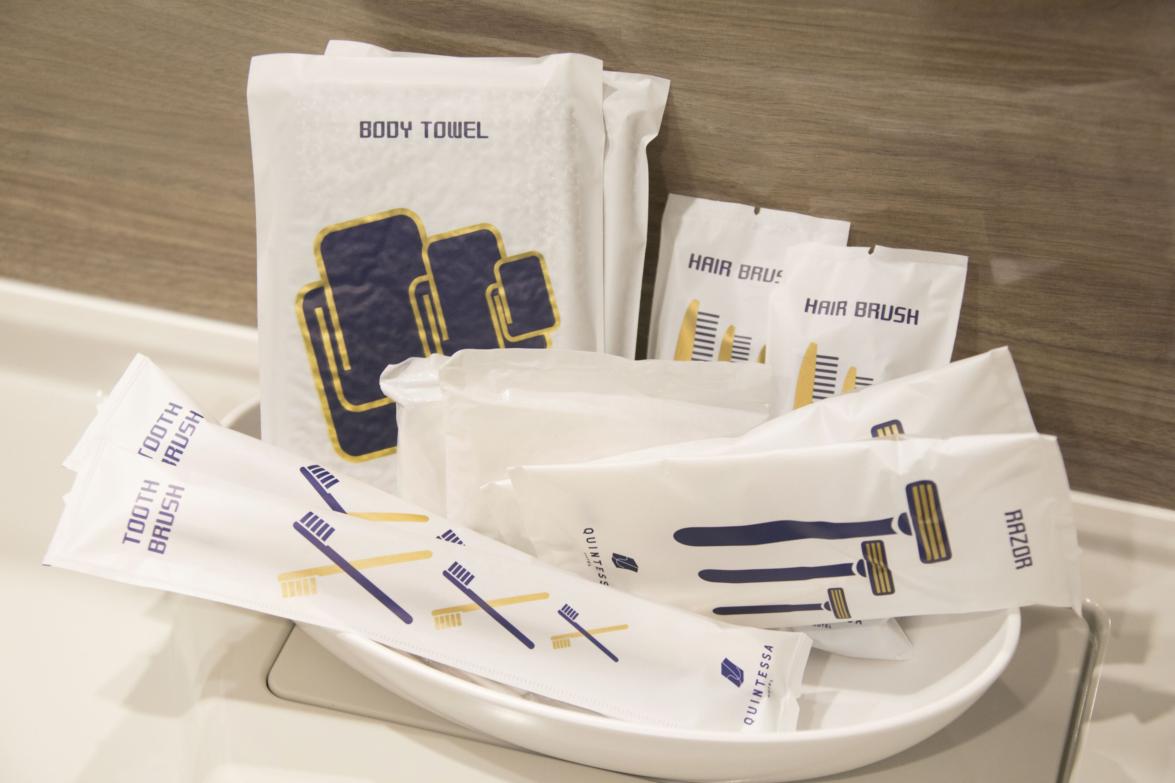 combined shower/bathtub, free toiletries, hair dryer, slippers