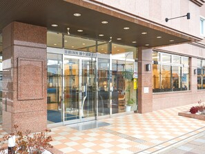 A hotel entrance with a checkered floor, glass doors, and a sign in Japanese. - Toyoko Inn Sodegaura Station Kita (Sodegaura)