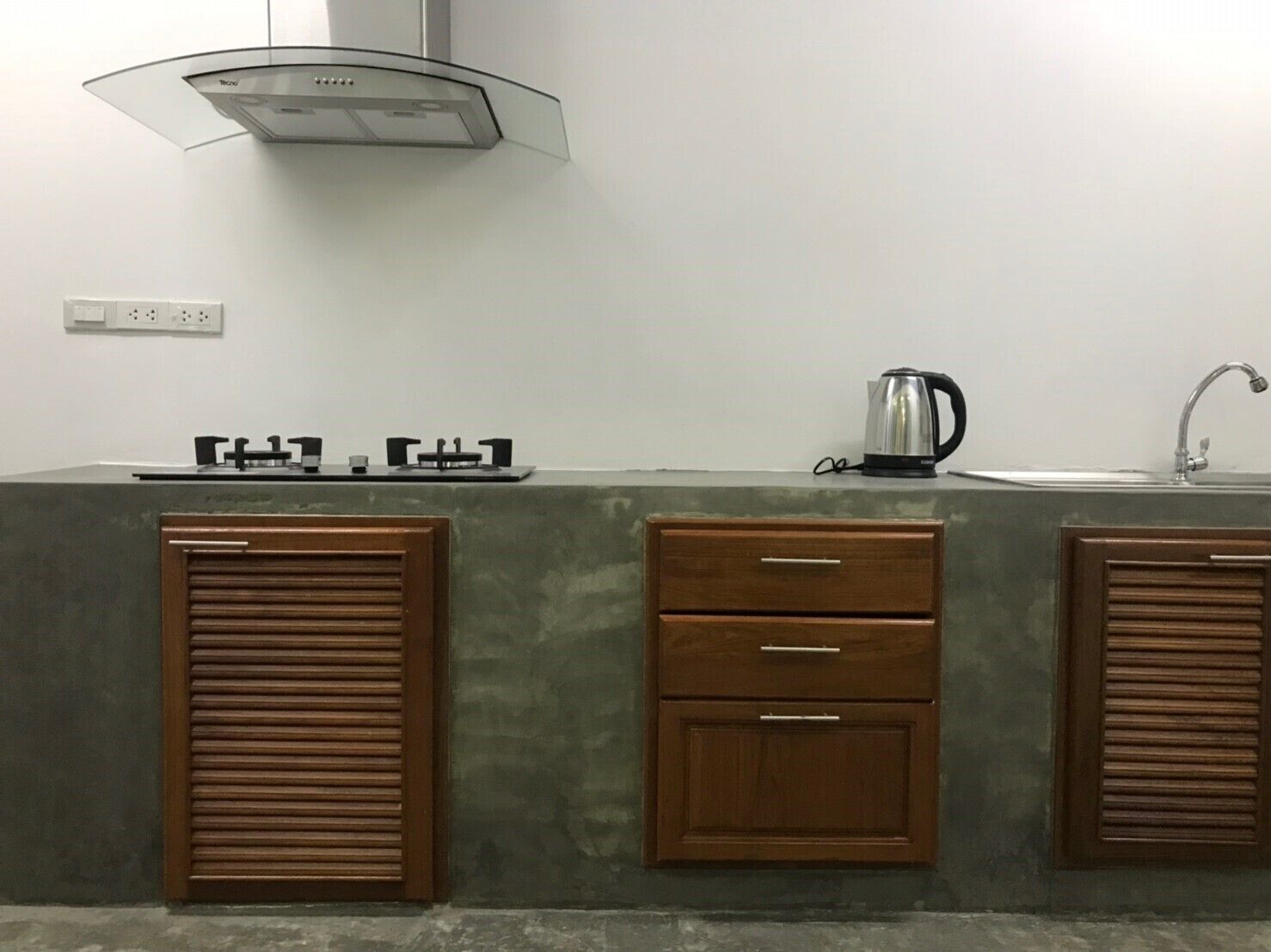 Micro-ondas, fogão, toalhas de papel