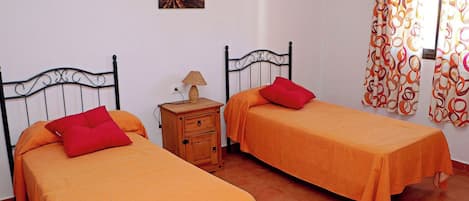 2 habitaciones, tabla de planchar con plancha, wifi y ropa de cama