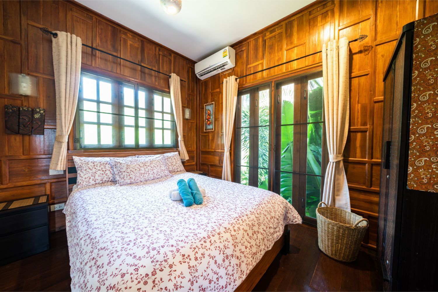 3 bedrooms, in-room safe, desk, free WiFi